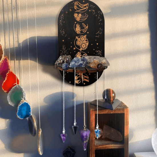 prateleira-para-cristais-pendulos-madeira-pinho-suporte-parede-simbolos-misticos-na-loja-vida-astral-zen